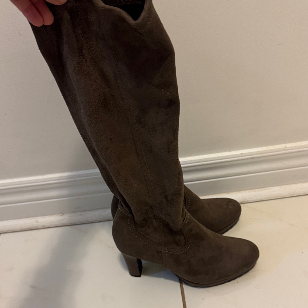 Chic Brown Suede Heeled Boots